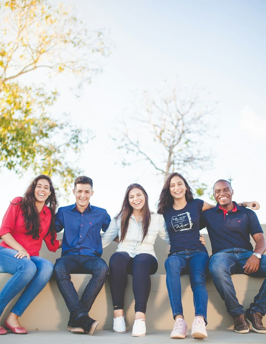 Un groupe d'étudiants partage un moment de travail collectif