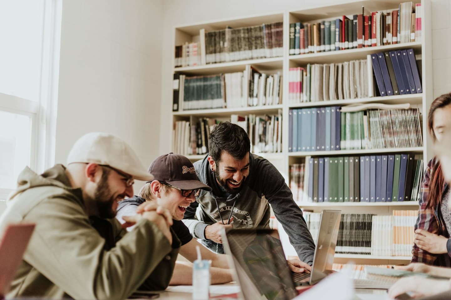De jeunes apprenants réunis pour travailler et avancer ensemble