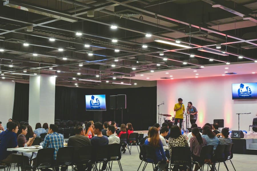 Des apprenants collaborent dans un espace de travail